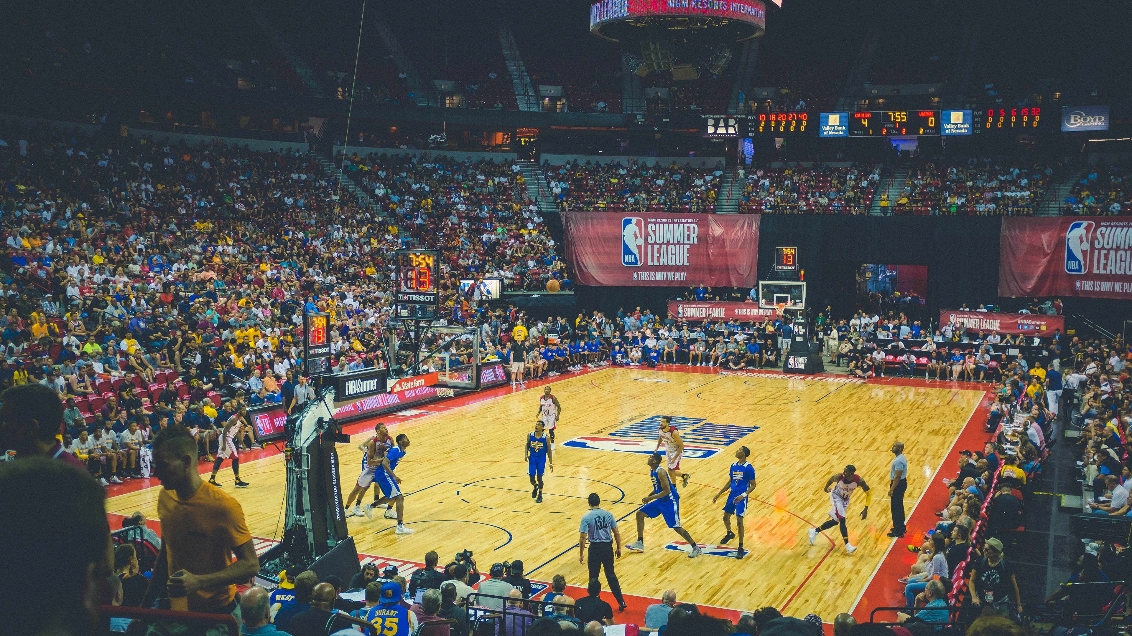 赛道与球场，当F1年度争冠焦点战遇上魔术险胜篮网